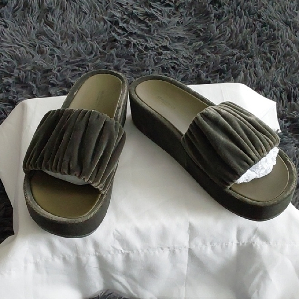 Dk Pine Green velveteen slides. Aerosoles 10. 2"heel/1.25" platform at toe.